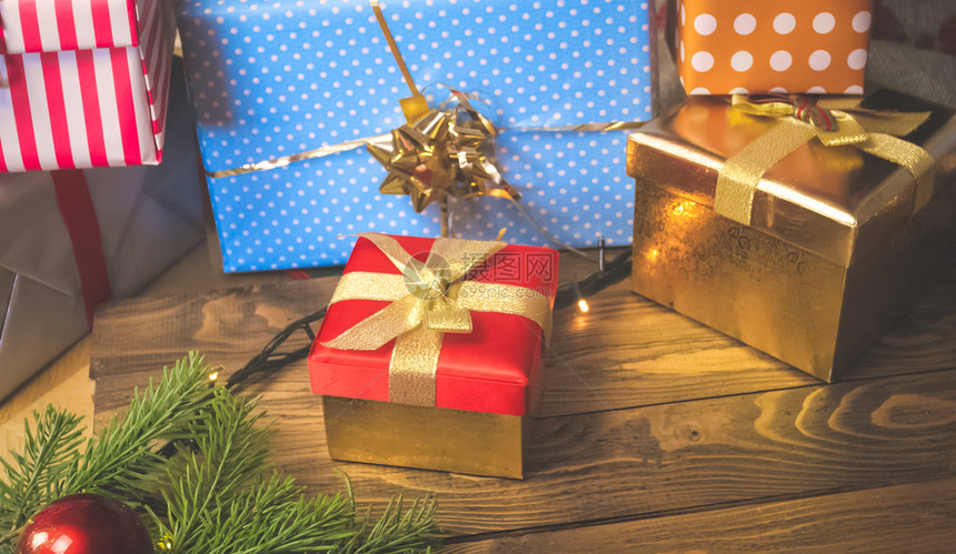 彩色圣诞礼品盒和木本的图片彩色圣诞礼品盒和木本的图片图片