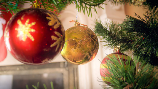 客厅圣诞树上红色和金的面包圈近照客厅圣诞树上红色和金的面包圈近照图片