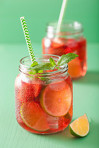 夏季草莓柠檬汁加石灰和罐装薄荷图片