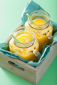 含芒果菠萝香蕉和泥瓦罐的黄健康冰沙图片