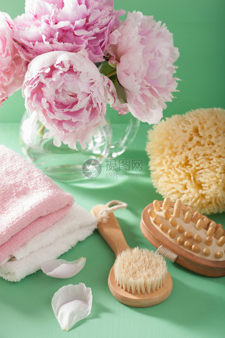 洗浴和用小马花毛巾刷海绵图片