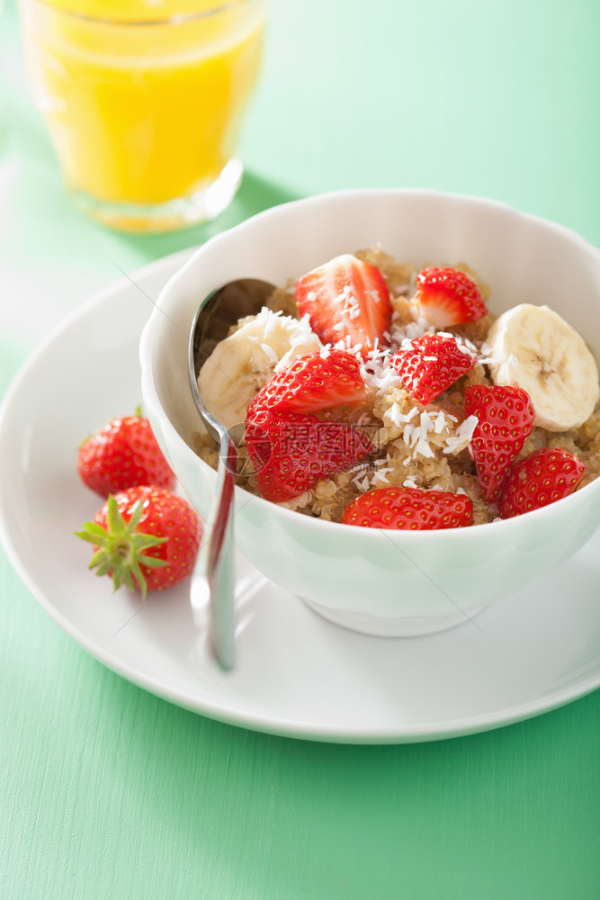 配草莓香蕉椰子片的健康早餐quinoa图片