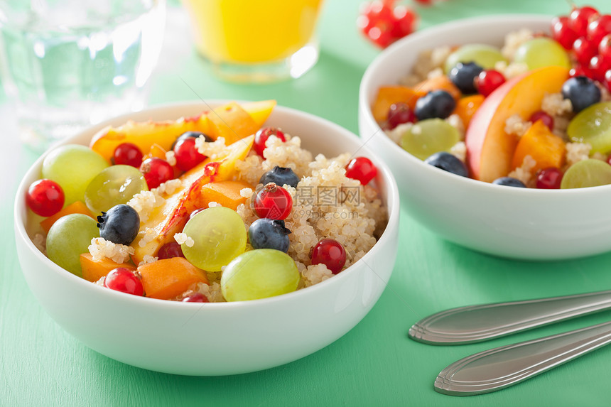 配有果子的健康早餐quinoa图片