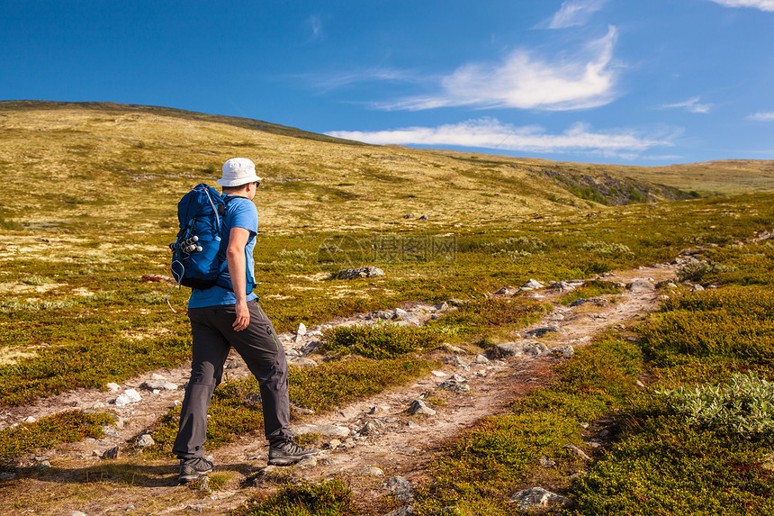 背包在挪威山区旅行的徒步者Dovre图片