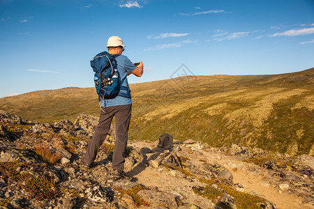 使用智能手机拍摄山地景观照片图片
