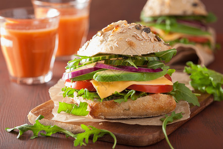 加黄瓜洋葱的西红柿黄瓜奶酪三明治图片
