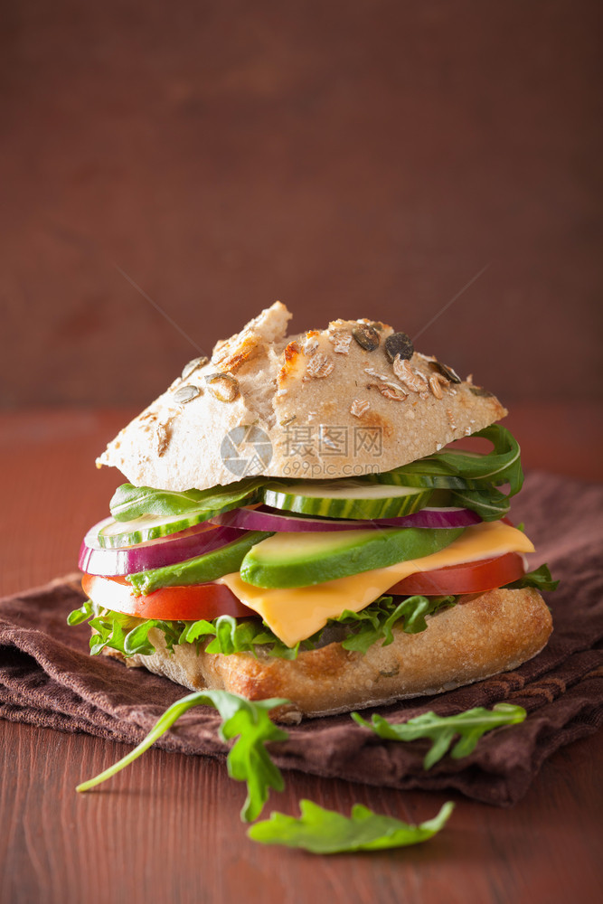 加黄瓜洋葱的西红柿黄瓜奶酪三明治图片