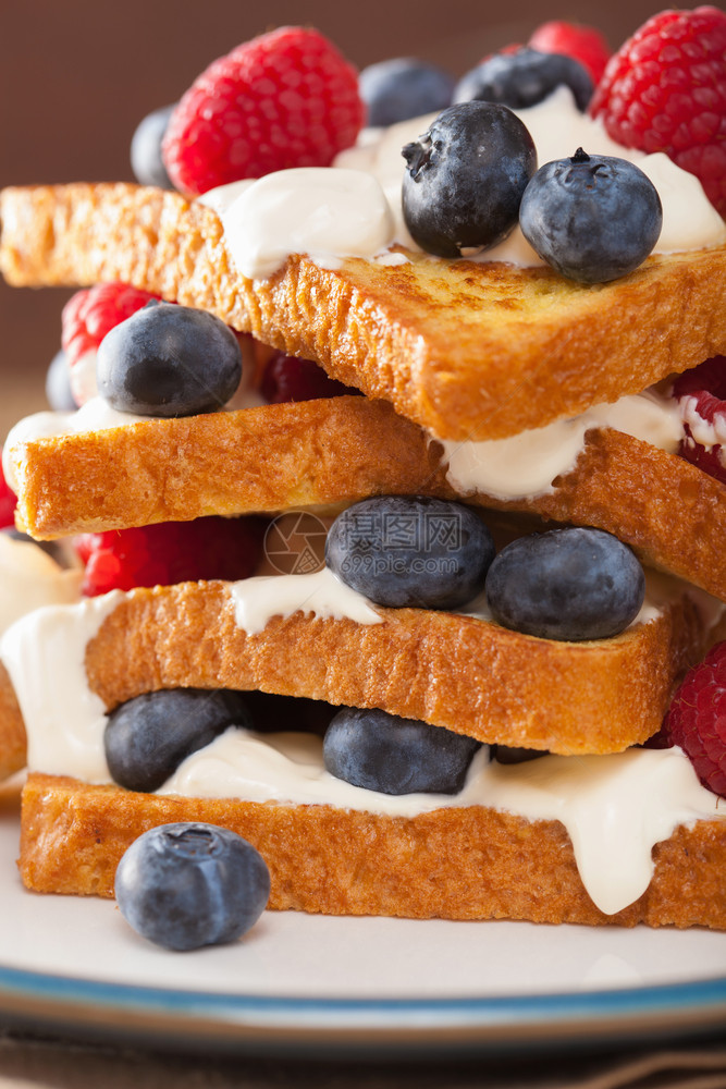 法式吐司加烤面包和早餐的浆果图片