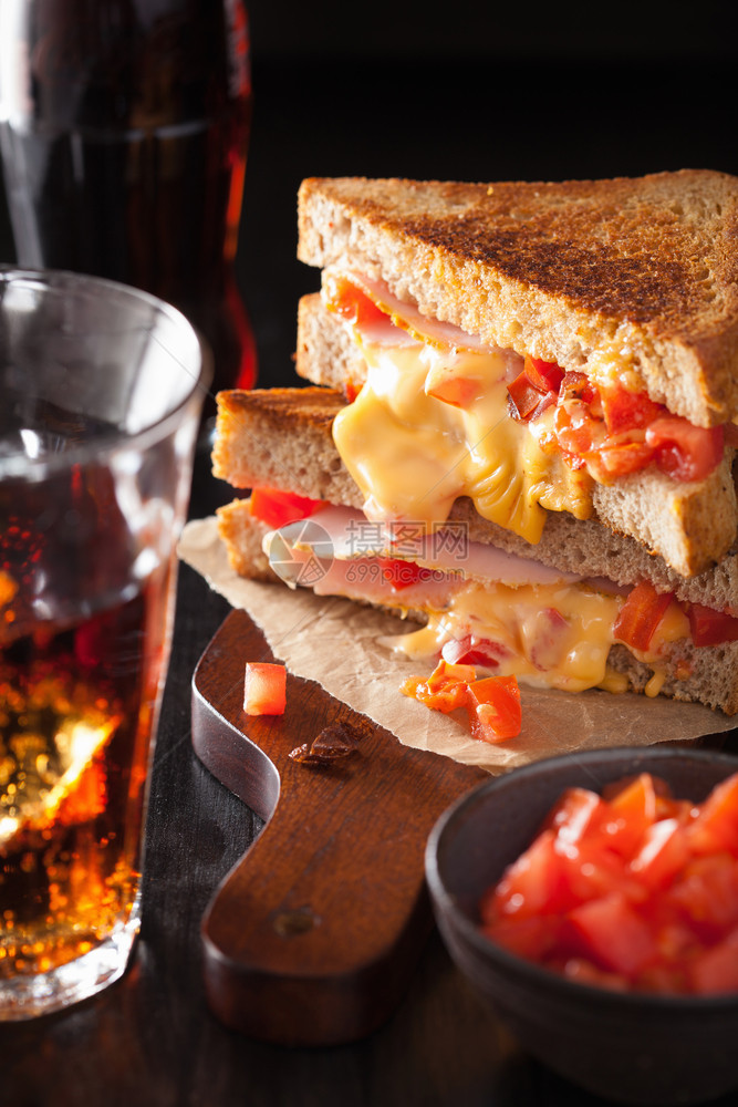 烤奶酪三明治加火腿和番茄图片