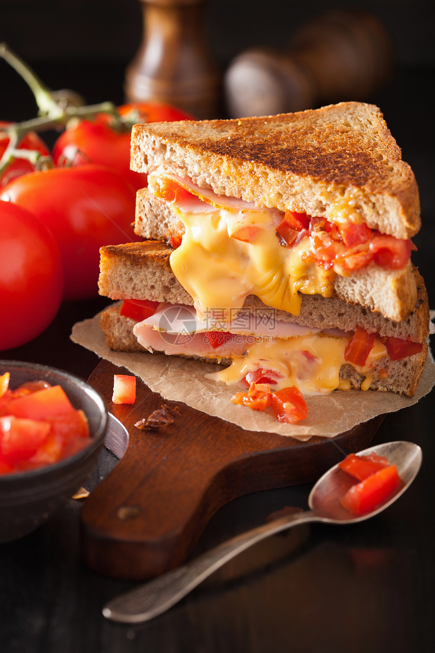 烤奶酪三明治加火腿和番茄图片