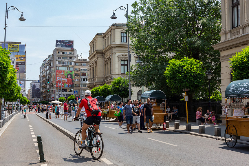 2018年7月日罗马尼亚布克林斯提行人横跨罗马尼亚布加勒斯特市中心CaleaVictoriei街图片