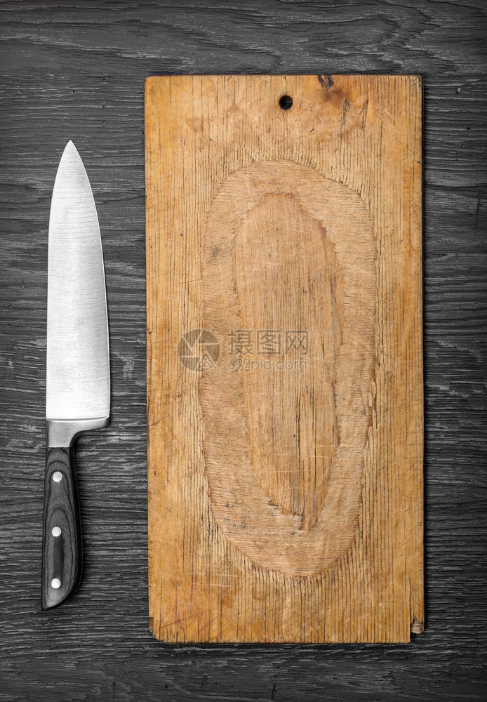 大厨房刀躺在老旧的切割板上图片