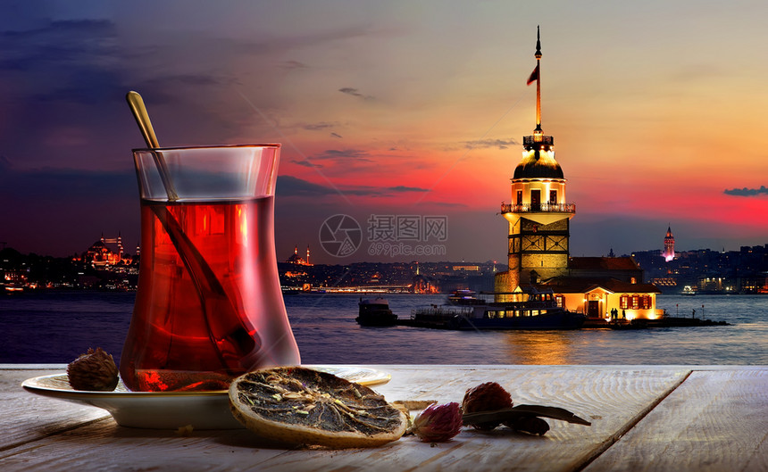 伊斯坦布尔少女塔背景中的土耳其茶叶图片