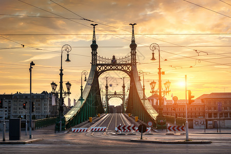 匈牙利日出时布达佩斯自由桥图片