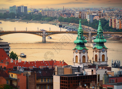 匈牙利布达佩斯玛格丽特桥和圣安娜教堂高清图片