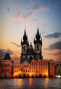 清晨在布拉格旧城广场的丁斯基寺庙高清图片