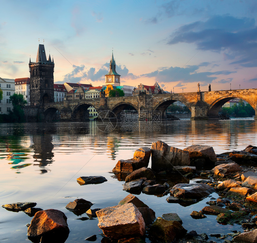 清晨在布拉格Vltava河上的CharlesBridge和石头图片