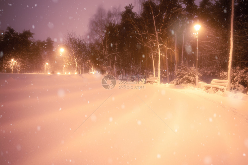 夜间冬季雪瀑布城市的小巷明亮公园图片