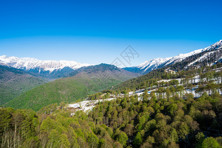 美丽的风景高加索山峰的雪覆盖着美丽风景图片