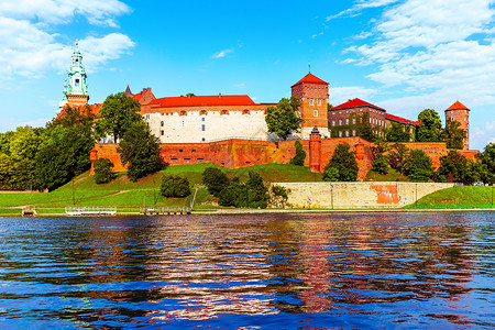 波兰克拉科夫老城瓦韦尔堡垒大教堂和Vistula河堤岸的夏季景象图片
