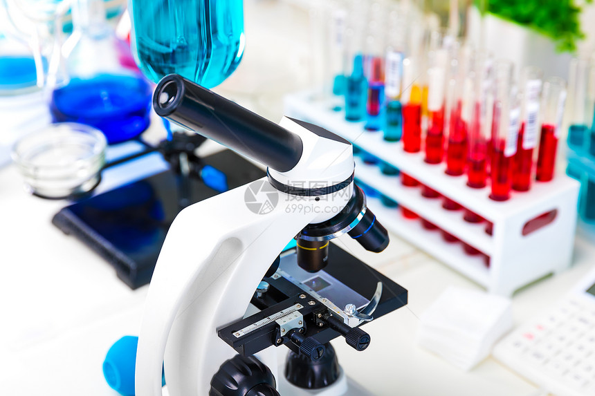 创意抽象化学发展医药生物学化和研究技术概念带有科学化实验室设备的表格显微镜带有色液体物质样本的测试管瓶报告文件等有选择焦点效果图片
