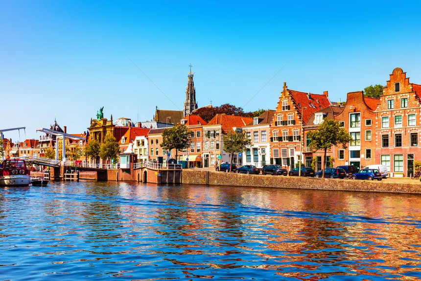 荷兰Haarlem老城建筑和Spaarne运河堤岸景色夏季象图片
