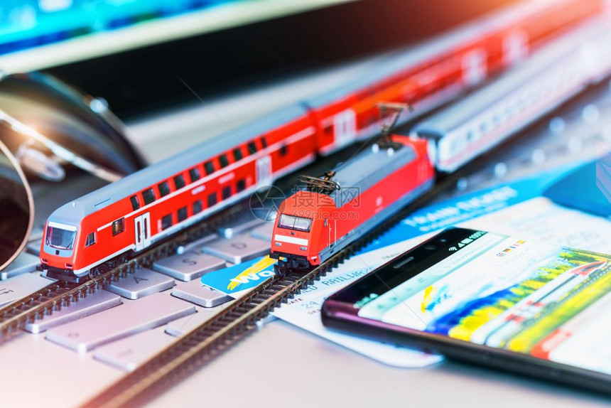 红玩具客运列车铁路旅行票护照银卡和笔记电脑或笔记上的眼镜有选择地重点效果图片