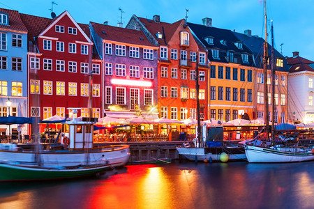 丹麦哥本哈根老城Nyhavn码头著名建筑的景色夜晚全图片