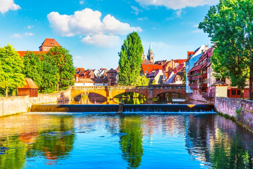 在德国纽伦堡对传统的中世纪半潮湿旧城建筑和佩格尼茨河桥的景象图片