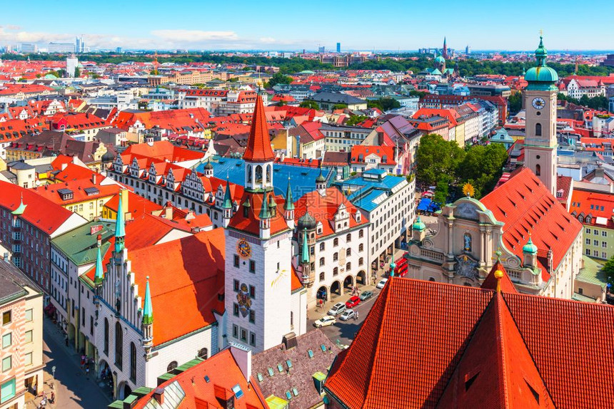 德国巴伐利亚慕尼黑旧城建筑的夏季风景航空全图片