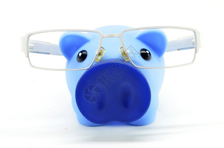 蓝色小猪银行有眼镜孤立在白色上图片