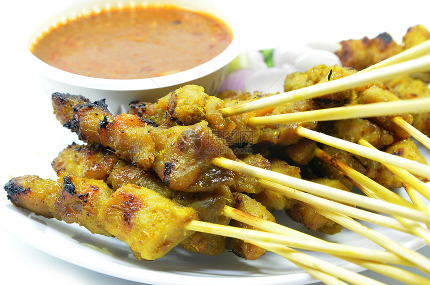 鸡肉加花生酱马来人烹饪白种背景孤立的马来人图片
