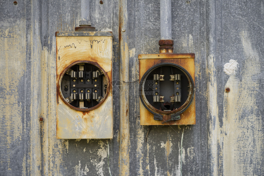 两个旧的电箱空无保险引信在外边未使用元素中生锈图片