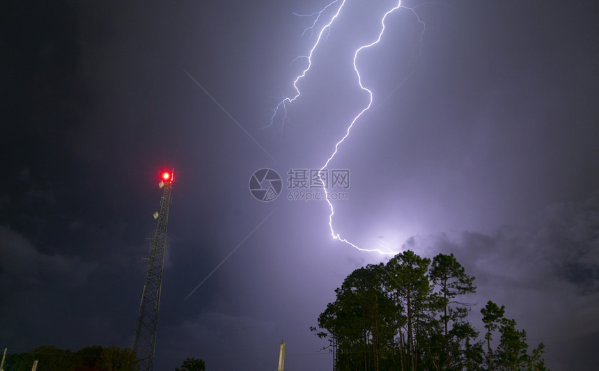 在美国东部一个温暖的夏夜一场暴风雨使地面成为云闪电之地图片