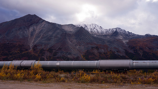 一条输油管道将资源从阿拉斯加以南最北的地区运往炼油厂图片