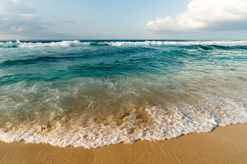 大浪把水和泡沫推到夏威夷海滩上图片