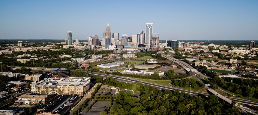 CharlotteNC市风景高速公路和建筑物日益扩大的全景图片