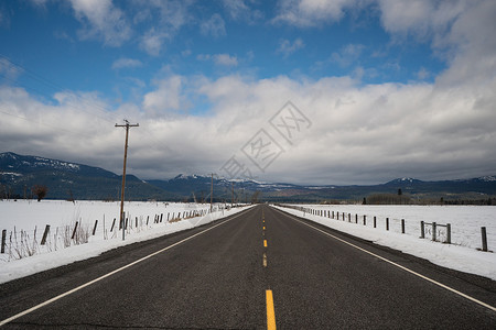 大雪铺满的路大雪中的公路背景