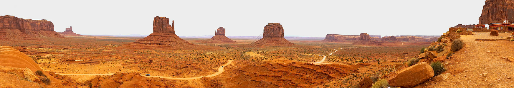 穿过纪念碑谷南荒漠的丘陵峡谷和草丛的碎石路环图片