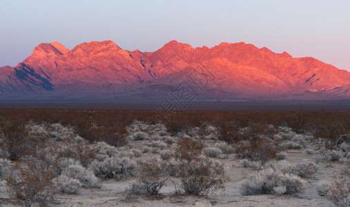 在莫哈韦沙漠的山上最后光线击中了山图片