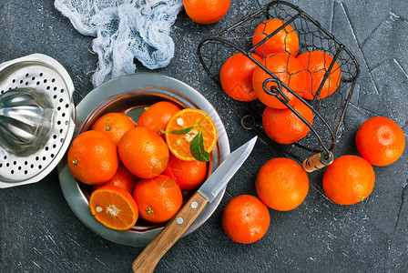 新鲜的橘子桌上新鲜果实图片