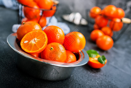 新鲜的橘子桌上新鲜果实图片