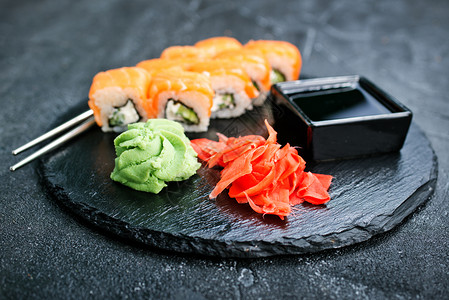 寿司加筷子卷日本菜放在桌上背景图片