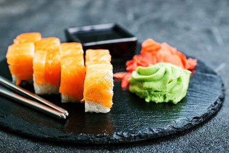 寿司加筷子卷日本菜放在桌上背景图片