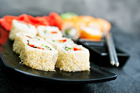 寿司加筷子卷日本菜放在桌上图片