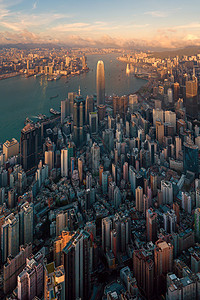 香港市中心维多利亚港智能城市金融区天梯大楼和高日落时空中景象图片