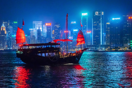 香港市中心晚上航行的轮船图片