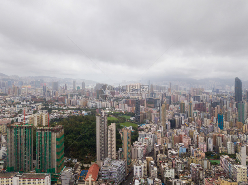 香港公寓在市景背中的空象亚洲智能城市的住宅区建筑物的顶层景象图片
