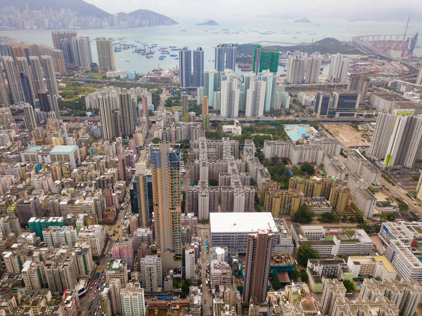 香港公寓在市景背中的空象亚洲智能城市的住宅区建筑物的顶层景象图片