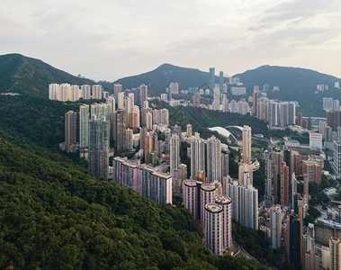 香港公寓住宅区和亚洲智能城市的山峰天桥大楼的空中景象图片